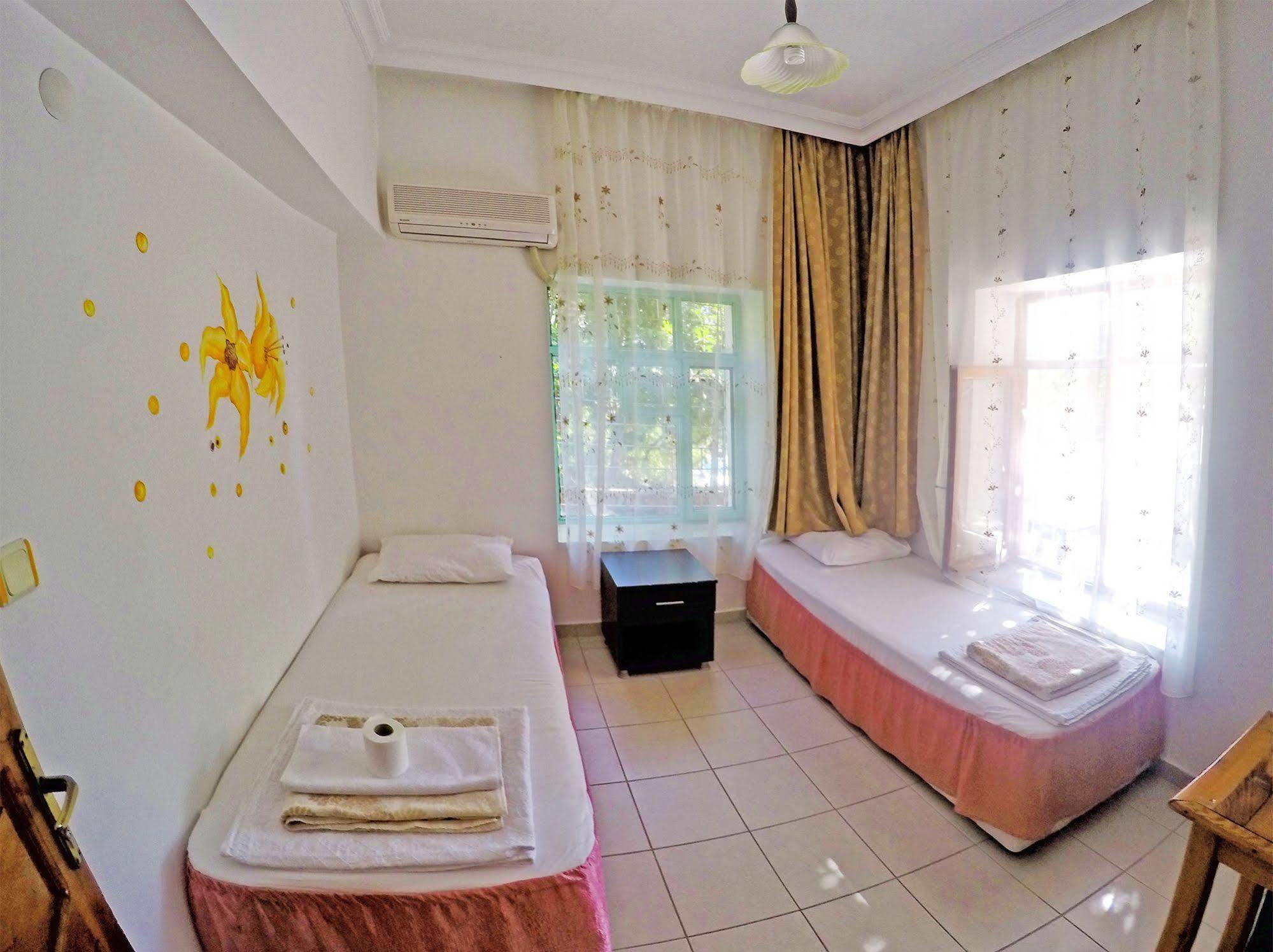 Santosa Pension Kas Bagian luar foto